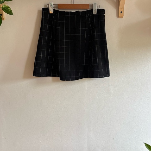 American Apparel Vintage Black Grid Mini Skirt
Size L (fits best as a Small) - Picture 1 of 3